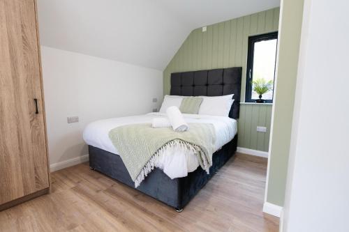 The Village at The Rocks – Luxury Glamping Resort hotel in Newry